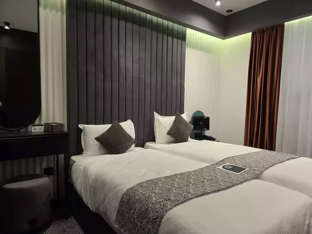 تخت دونفره با روتختی سفید در هتل آراکتا