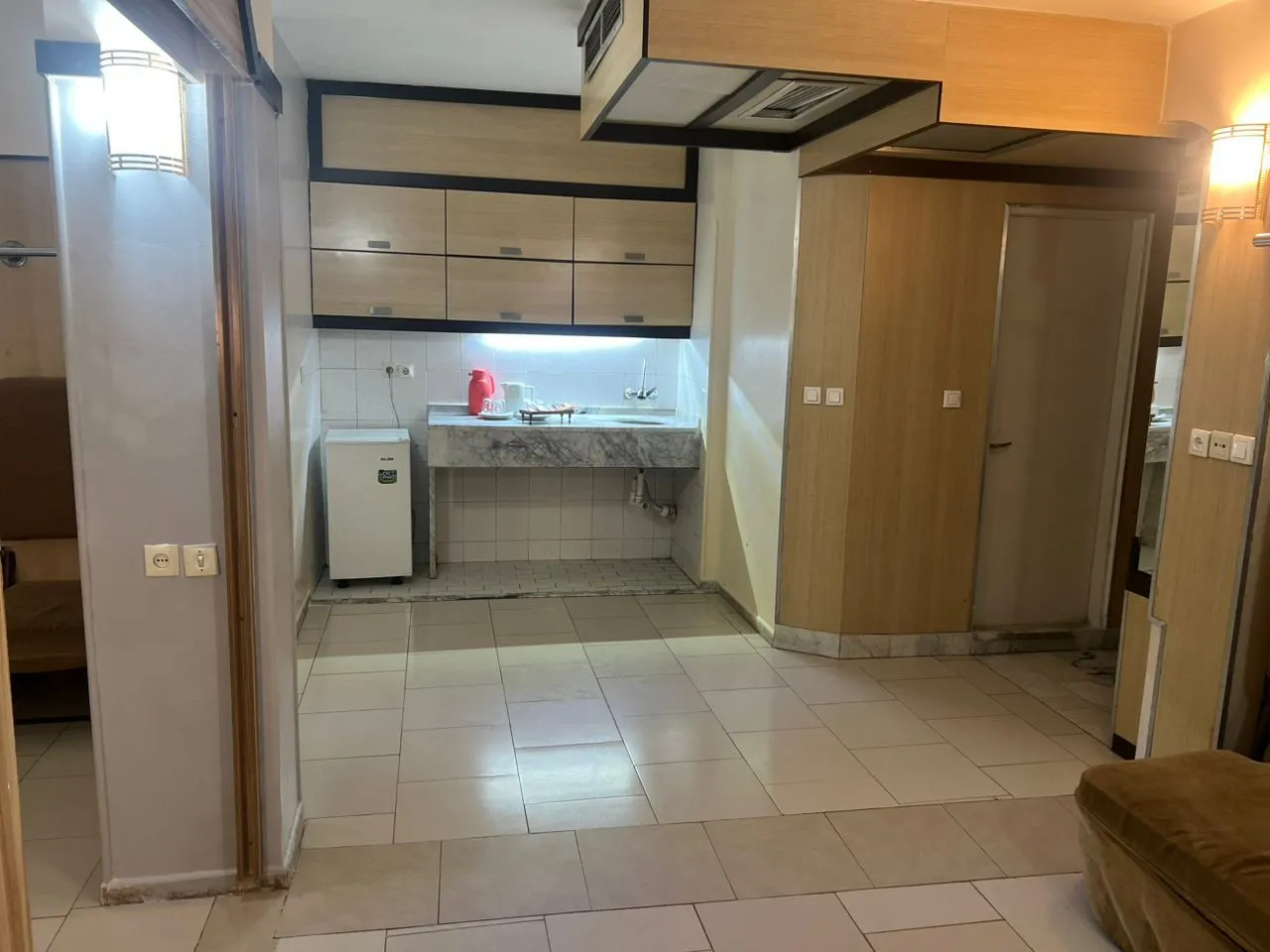 آشپزخانه اتاق با سینک و کابینت در هتل آریا