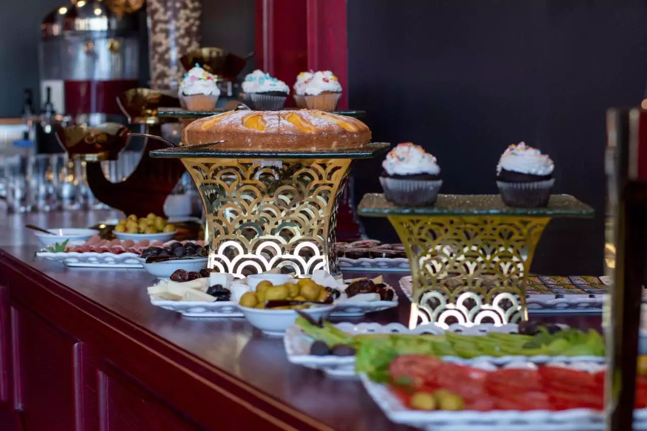 بوفه دسر و غذا در هتل دنیس