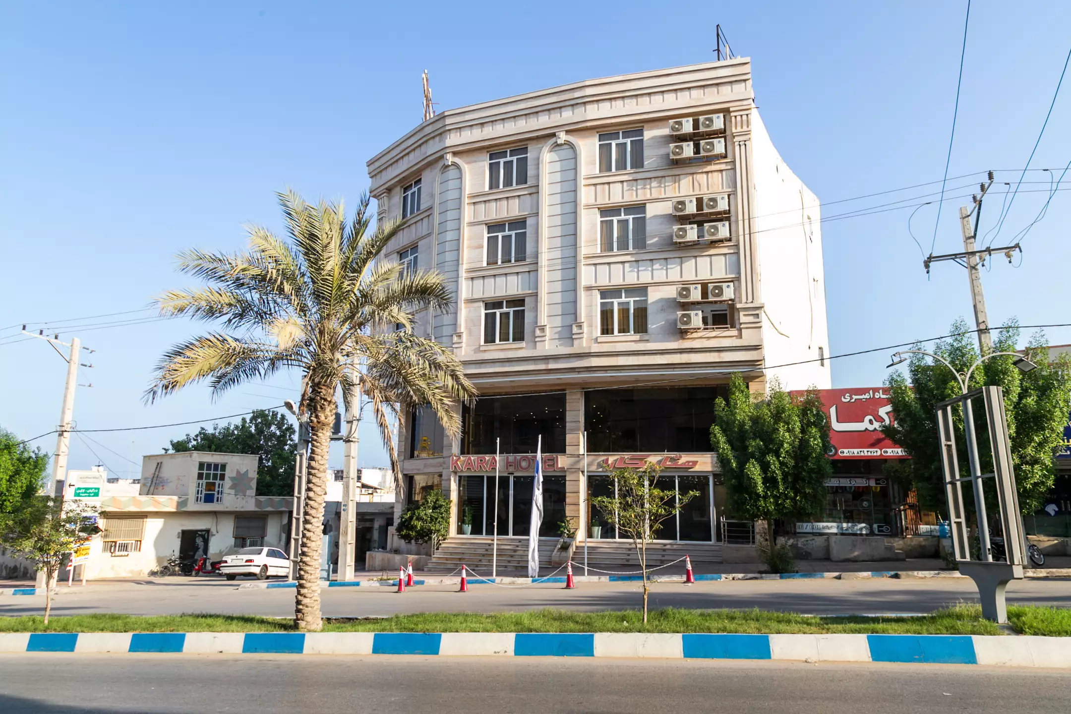 نمای بیرونی ساختمان هتل کارا در کنار خیابان