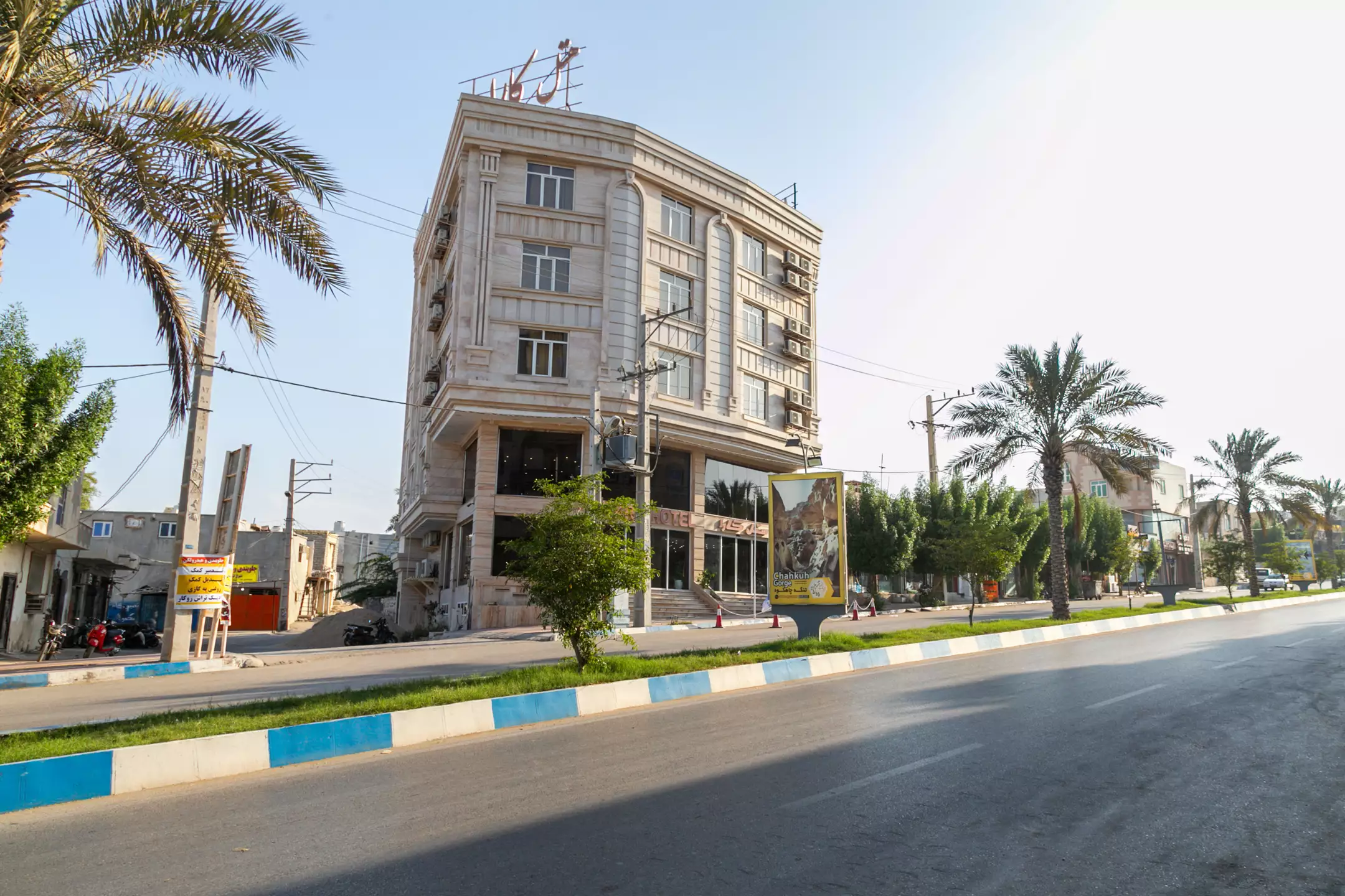 نمای بیرونی ساختمان هتل کارا کنار خیابان