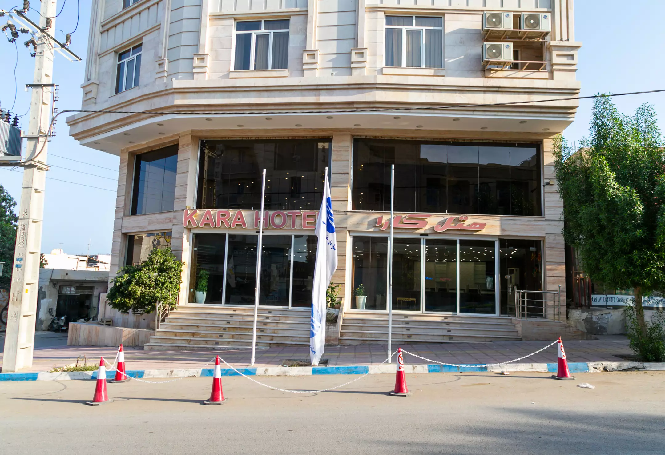 ورودی هتل کارا با تابلوی نمایان