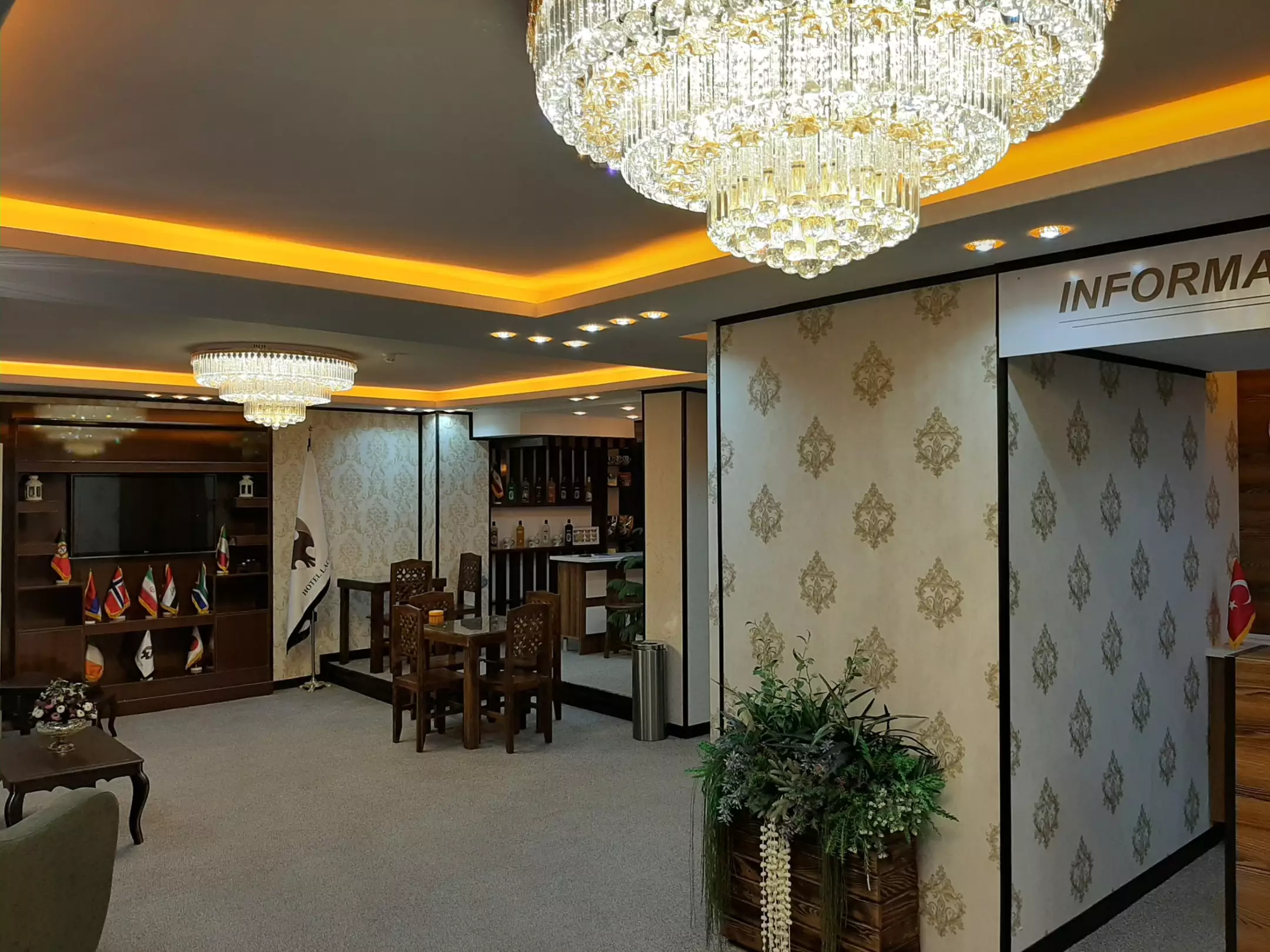فضای پذیرش هتل لاچین با لوسترهای کریستالی