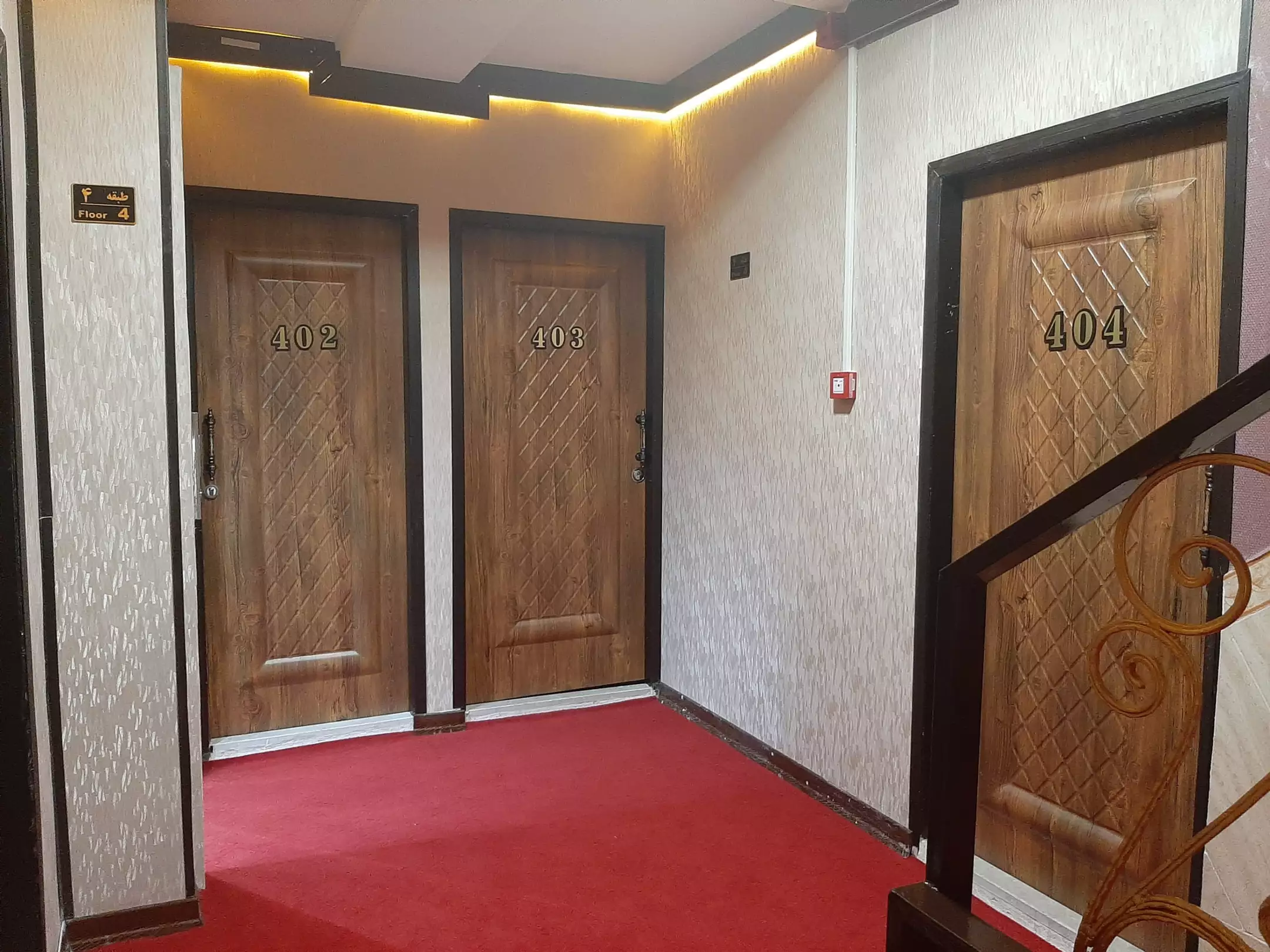 راهروی هتل لاچین با درهای چوبی اتاق‌ها