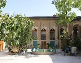حیاط هتل نبوی با حوض و بنای آجری
