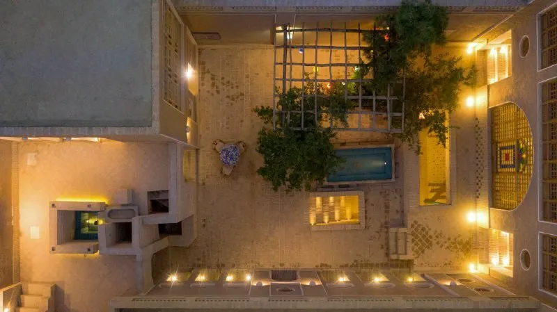 حیاط داخلی هتل دالان جهان در شب