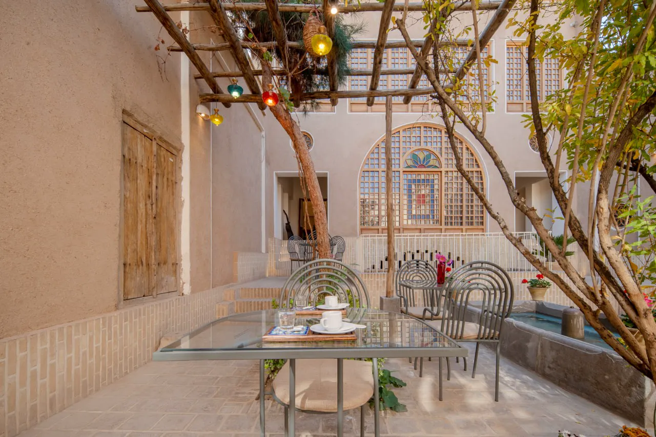 فضای نشیمن حیاط هتل دالان جهان