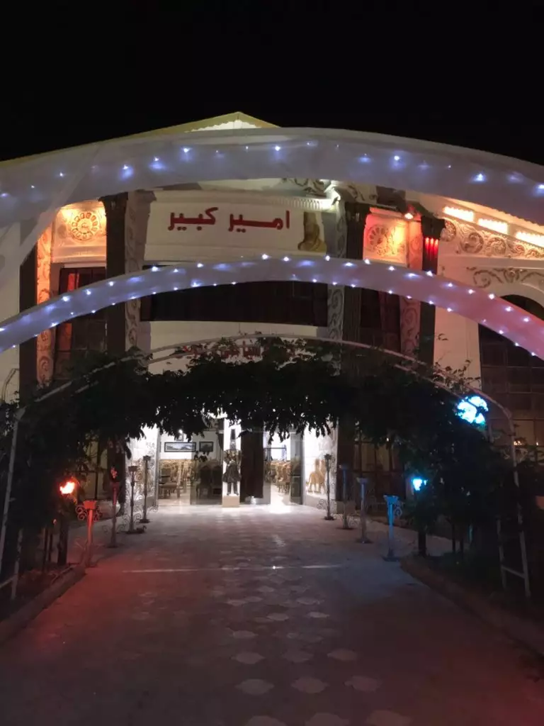 ورودی هتل امیر کبیر با نورپردازی شبانه