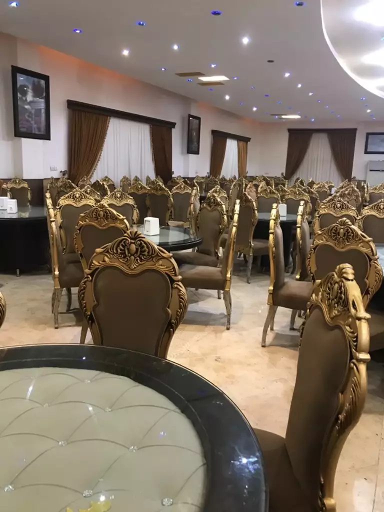 سالن غذاخوری هتل امیر کبیر با صندلیهای طلایی