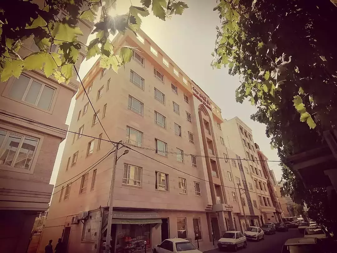 نمای بیرونی هتل مودت میان ساختمان‌های شهری