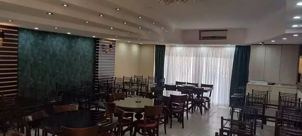 سالن غذاخوری هتل مودت با میز و صندلی‌های چوبی