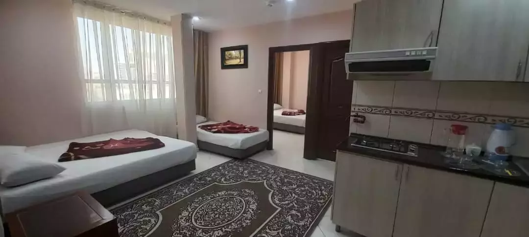 اتاق هتل مودت با دو تخت و آشپزخانه