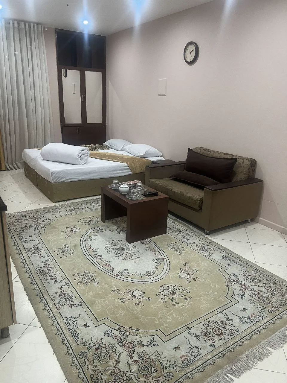 تخت و مبل در اتاق هتل مودت