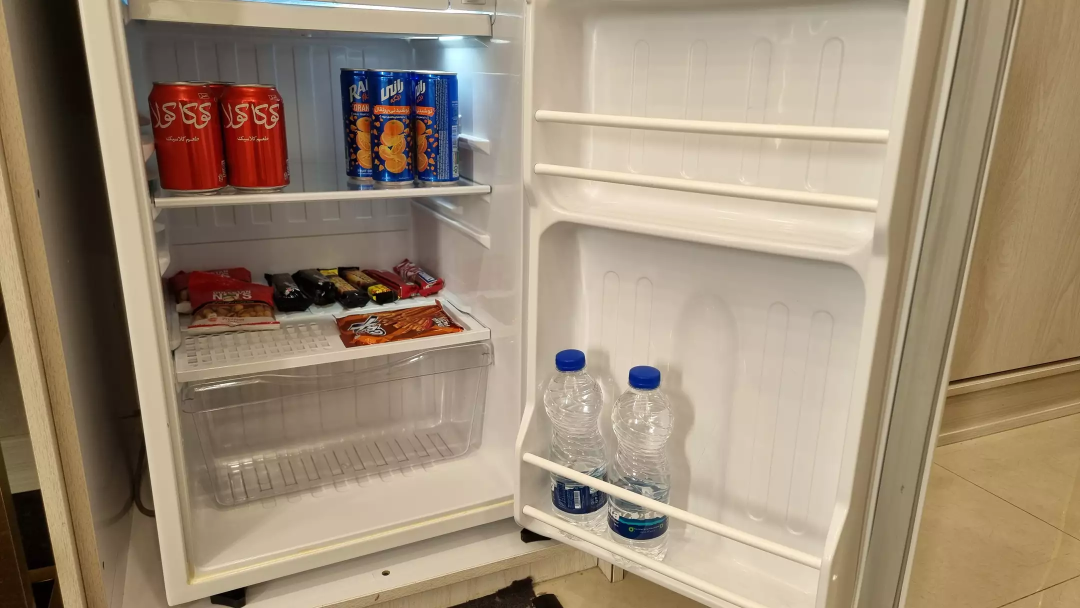 مینی‌بار هتل ملل با نوشیدنی و آب معدنی