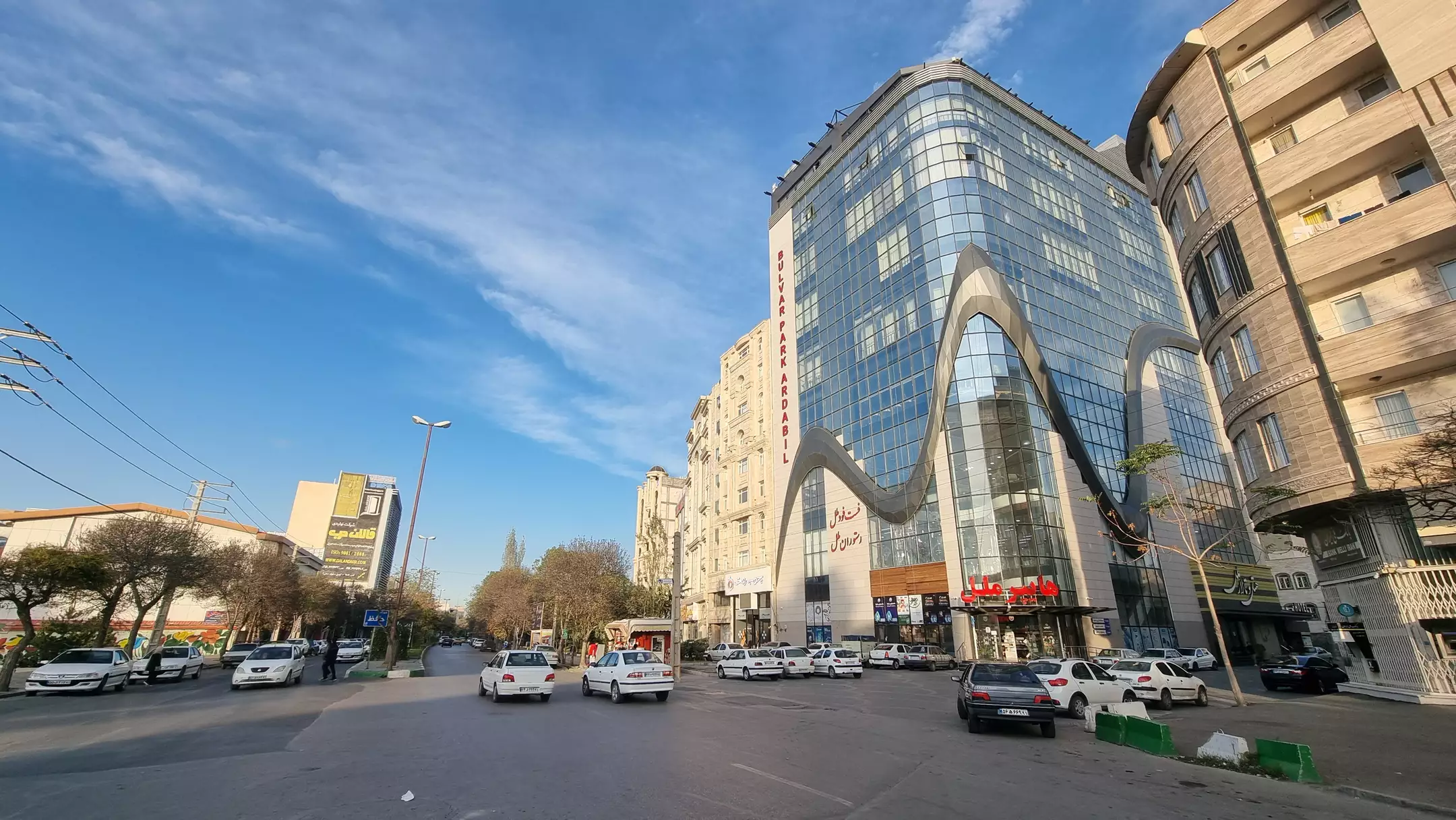 نمای بیرونی هتل ملل در خیابانی شهری