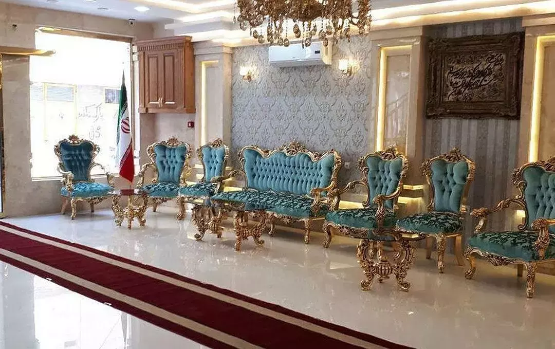 مبلمان فیروزه‌ای و طلایی در لابی هتل رزطلایی