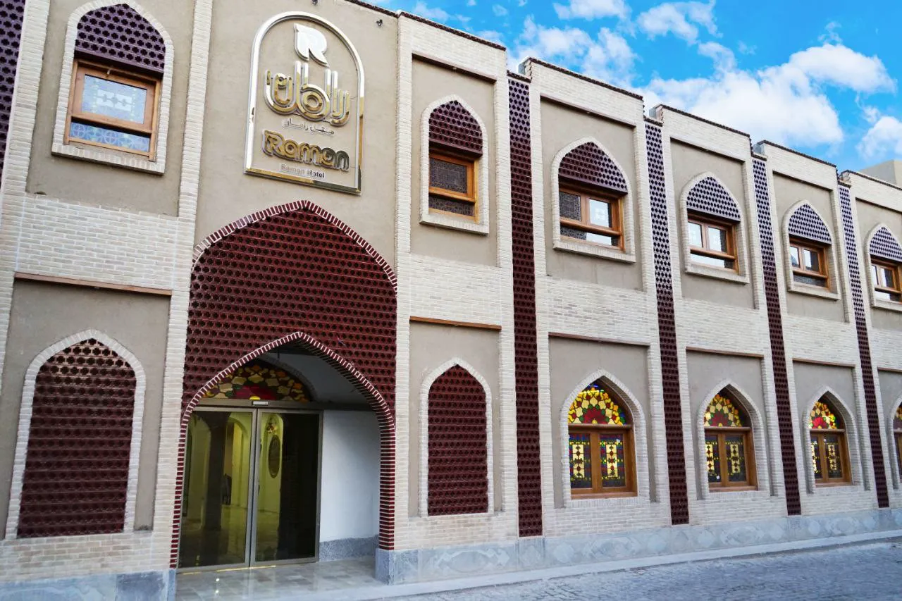 نمای آجری ورودی هتل رامان