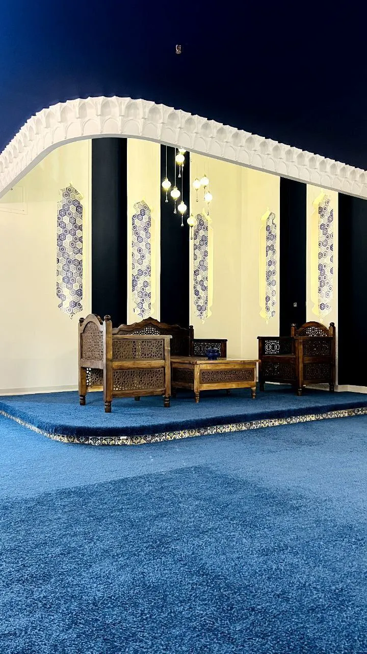 مبلمان چوبی در فضای سنتی هتل رامان
