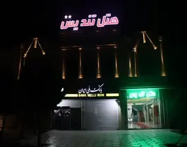 نمای شبانه ورودی هتل تندیس با تابلوهای روشن