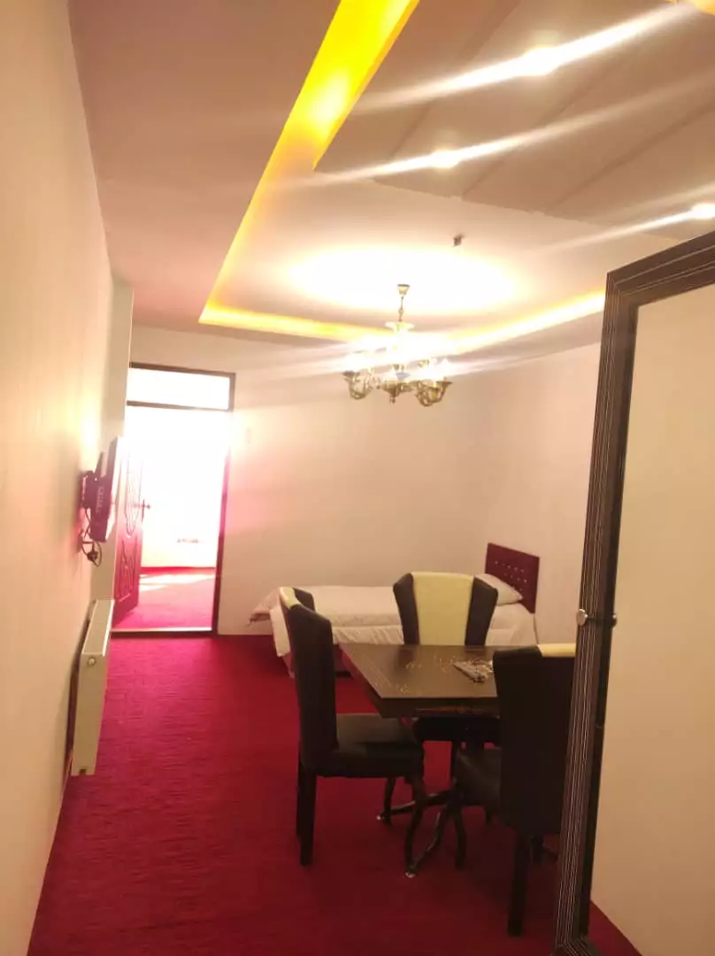 میز غذاخوری و تخت اتاق هتل تندیس
