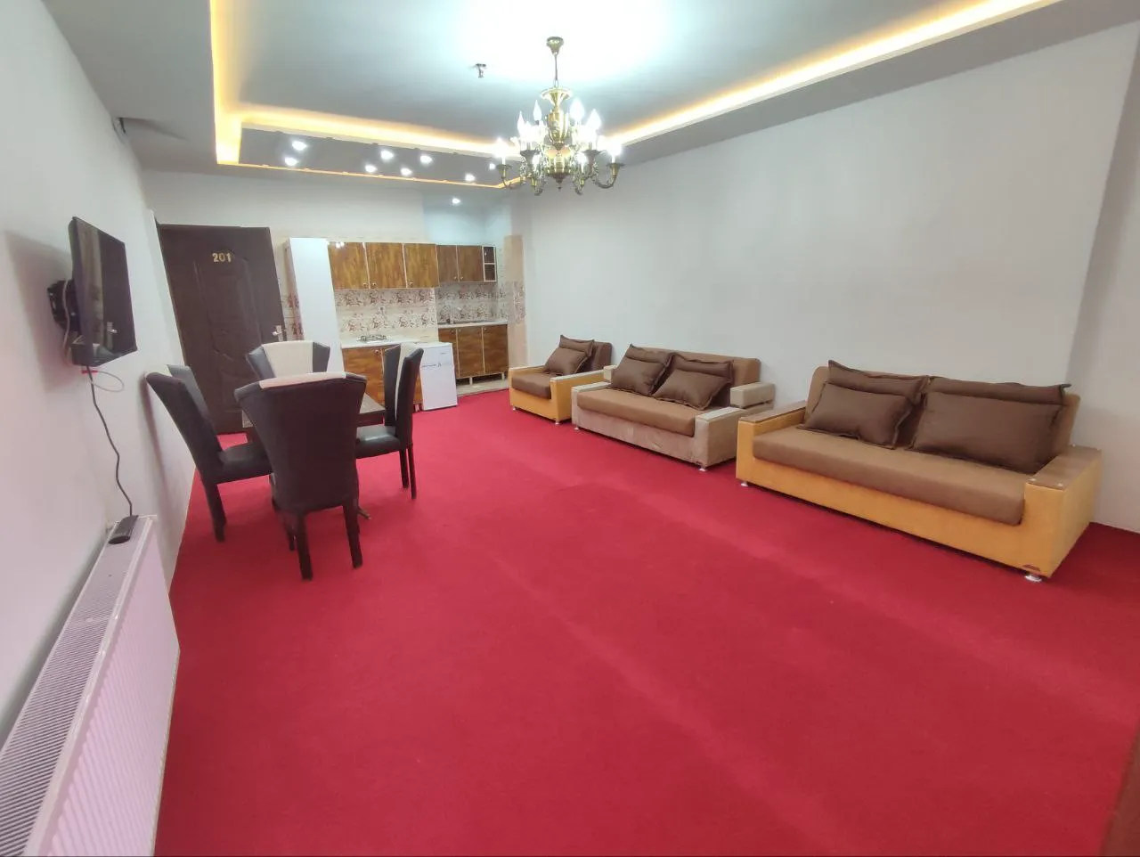نشیمن هتل تندیس با مبلمان و فرش قرمز