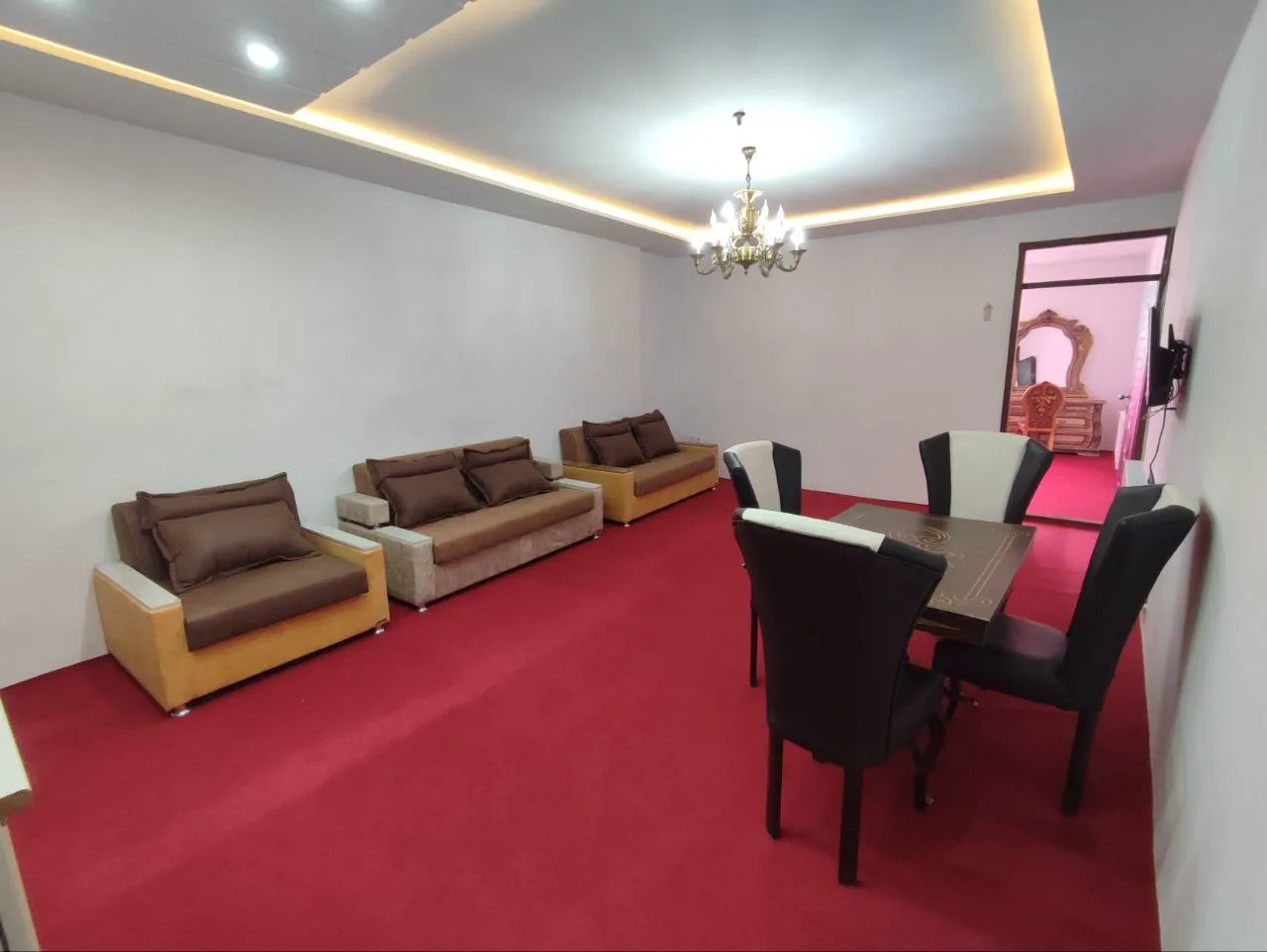نشیمن هتل تندیس با مبل و میز غذاخوری