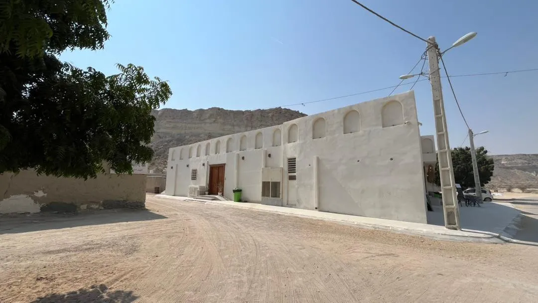 نمای بیرونی هتل ستاره خلف با کوهستان پشت ساختمان