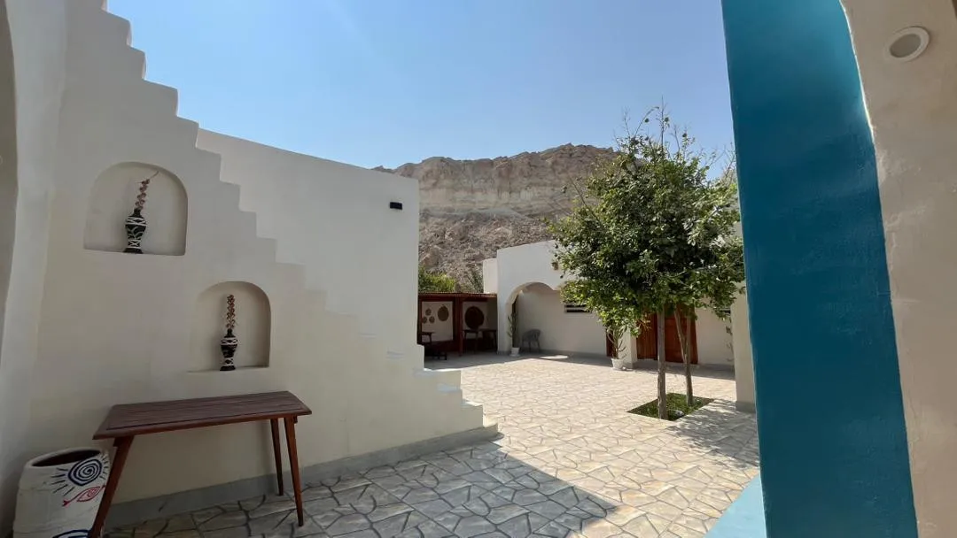 حیاط سنگ‌فرش‌شده اقامتگاه ستاره خلف