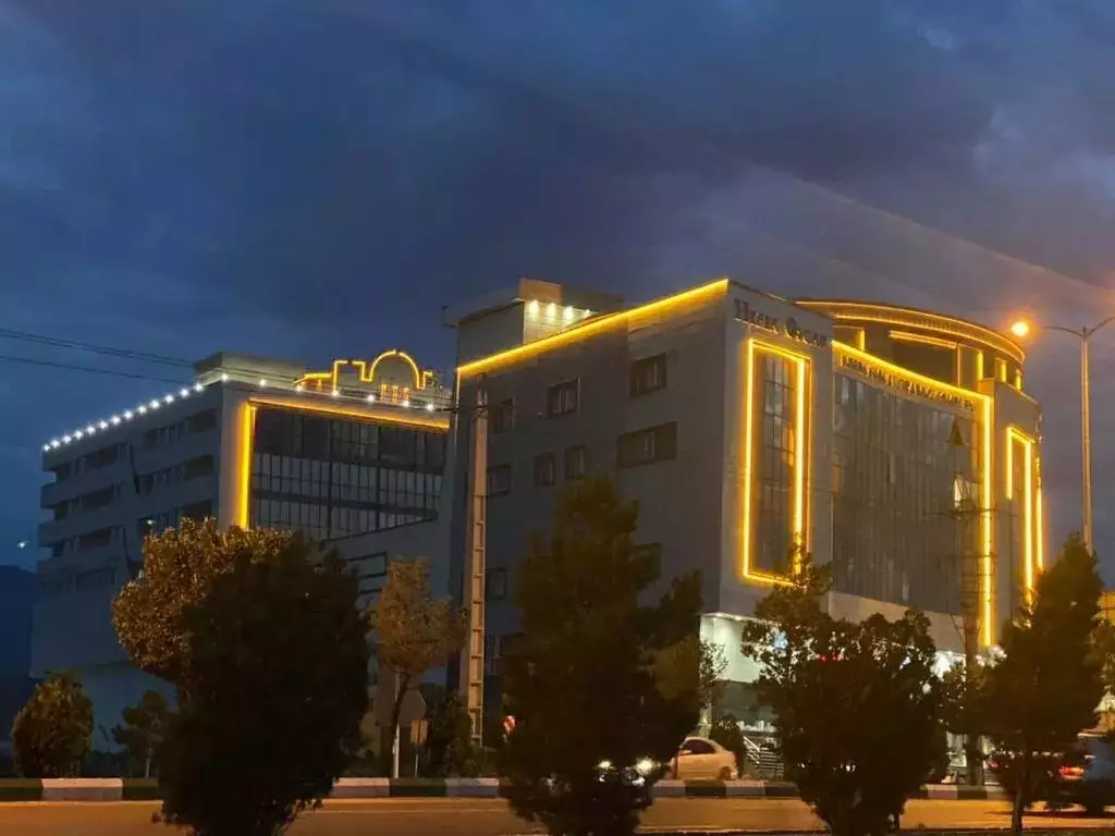 نمای بیرونی هتل اسکار با نورپردازی زرد در شب