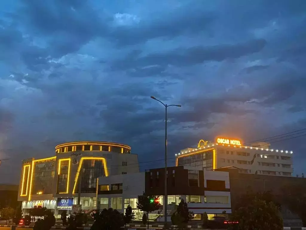 نمای بیرونی هتل اسکار با نورپردازی شبانه