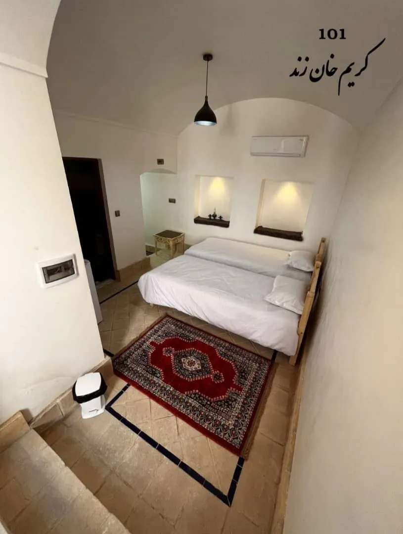 اتاق دونفره با فرش سنتی هتل شاه نشین