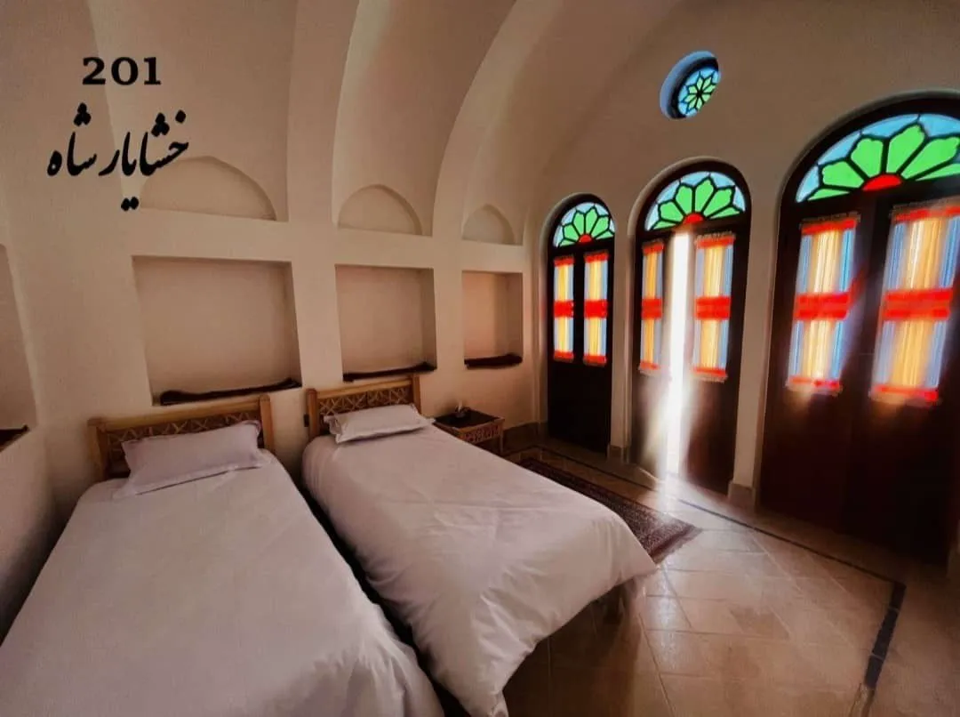 اتاق دوتخته شاه نشین کنار پنجرههای شیشهرنگی