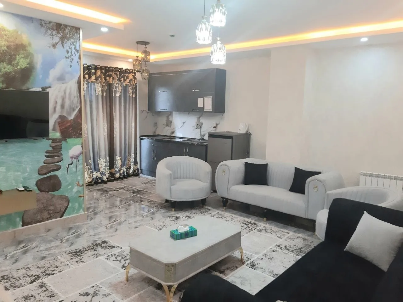 نشیمن و آشپزخانه هتل مازیار با مبلمان طوسی