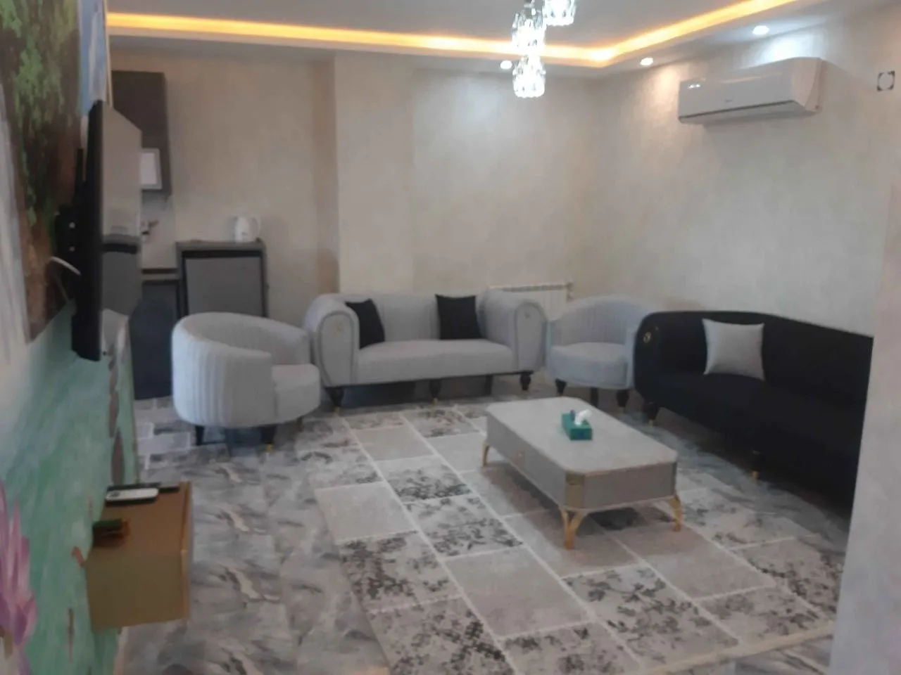 نشیمن هتل مازیار با مبلمان و میز پذیرایی
