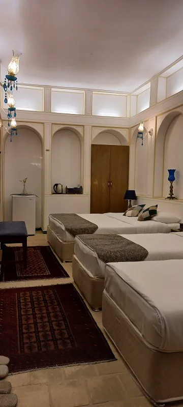 اتاق عمارت طاووسیه با دو تخت یکنفره و فرش