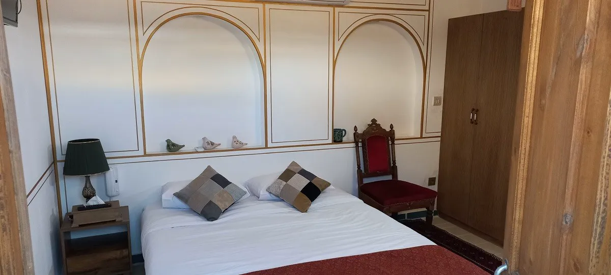 تخت دو نفره با کوسنهای هندسی در عمارت طاووسیه