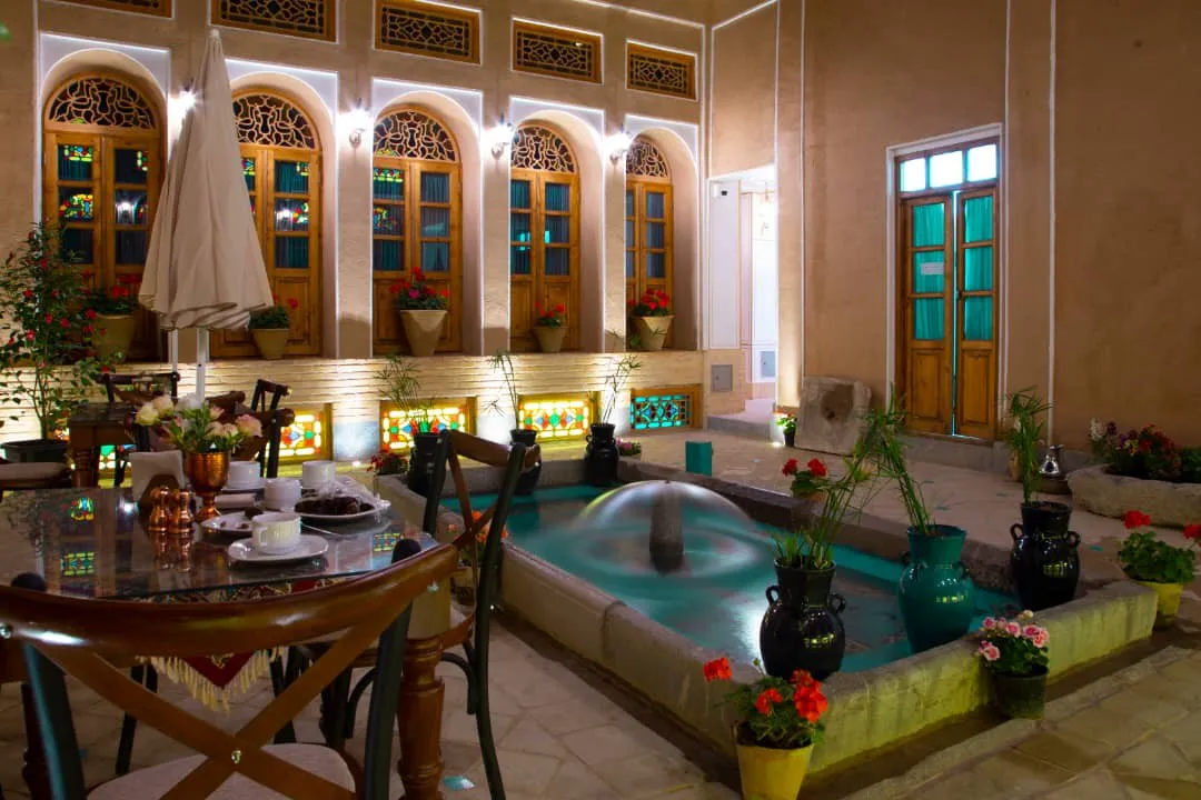 حیاط با حوض آب و پنجرههای رنگی عمارت طاووسیه