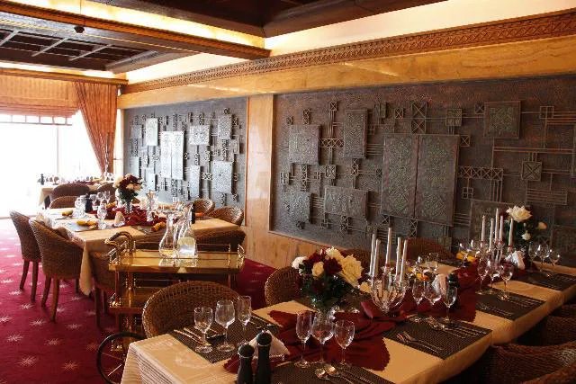 میزهای چیدهشده در رستوران هتل نارنجستان