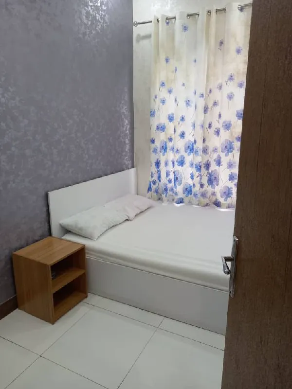 تخت یک‌نفره با پرده گل‌دار در اتاق رویال