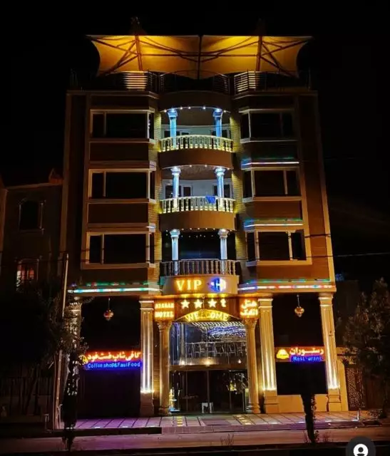 نمای شبانه هتل نگین پانیذ دنا با نورپردازی