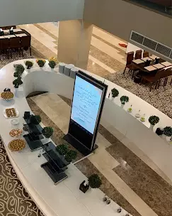 پیشخوان پذیرش هتل ارض السهله از نمای بالا
