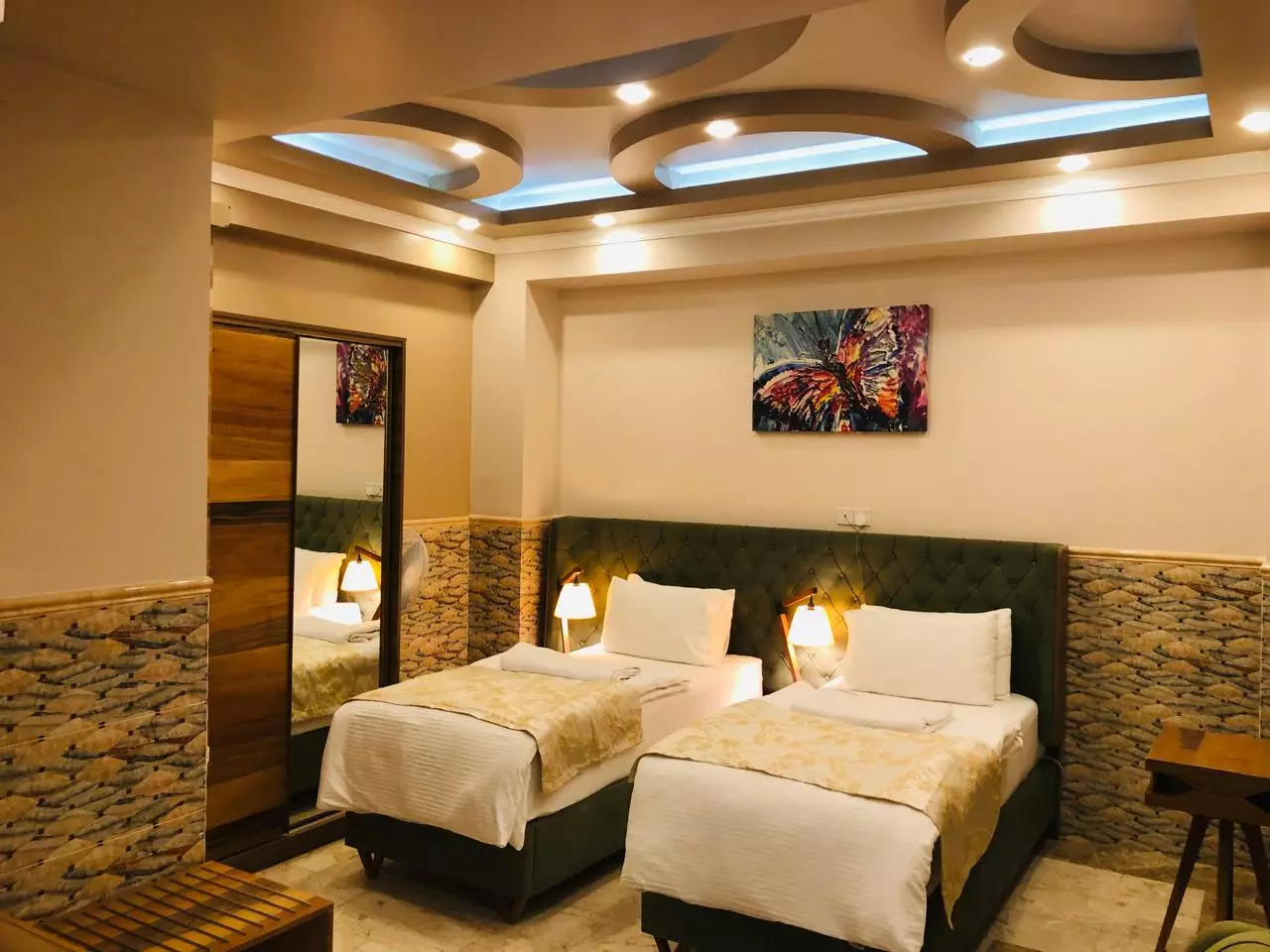 دو تخت یک‌نفره در اتاق رویال ایگل