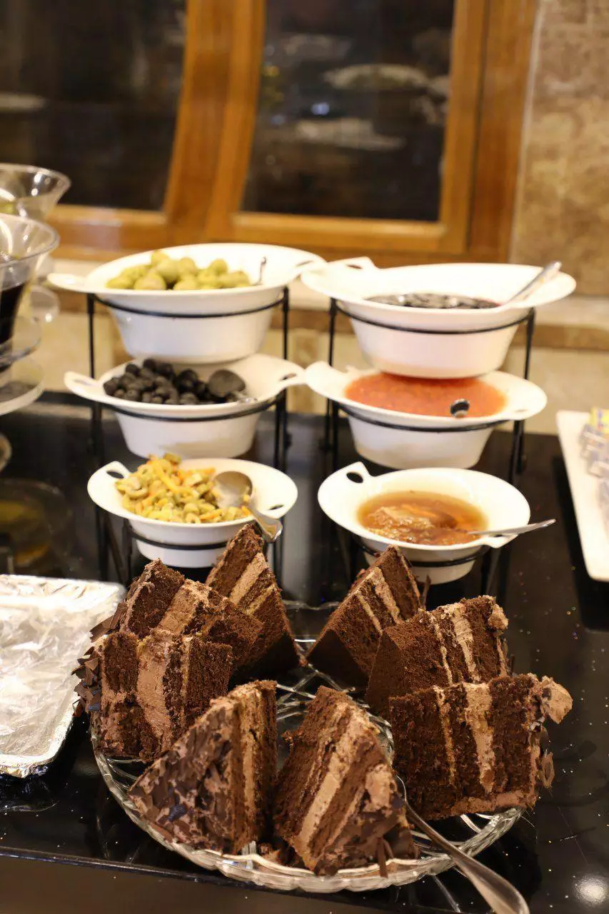 کیک شکلاتی و مخلفات بوفه هتل رویال ایگل