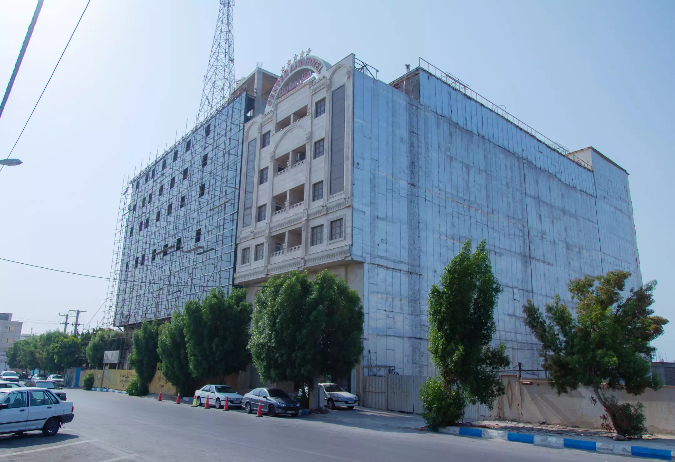 نمای بیرونی ساختمان هتل سارینا در خیابان