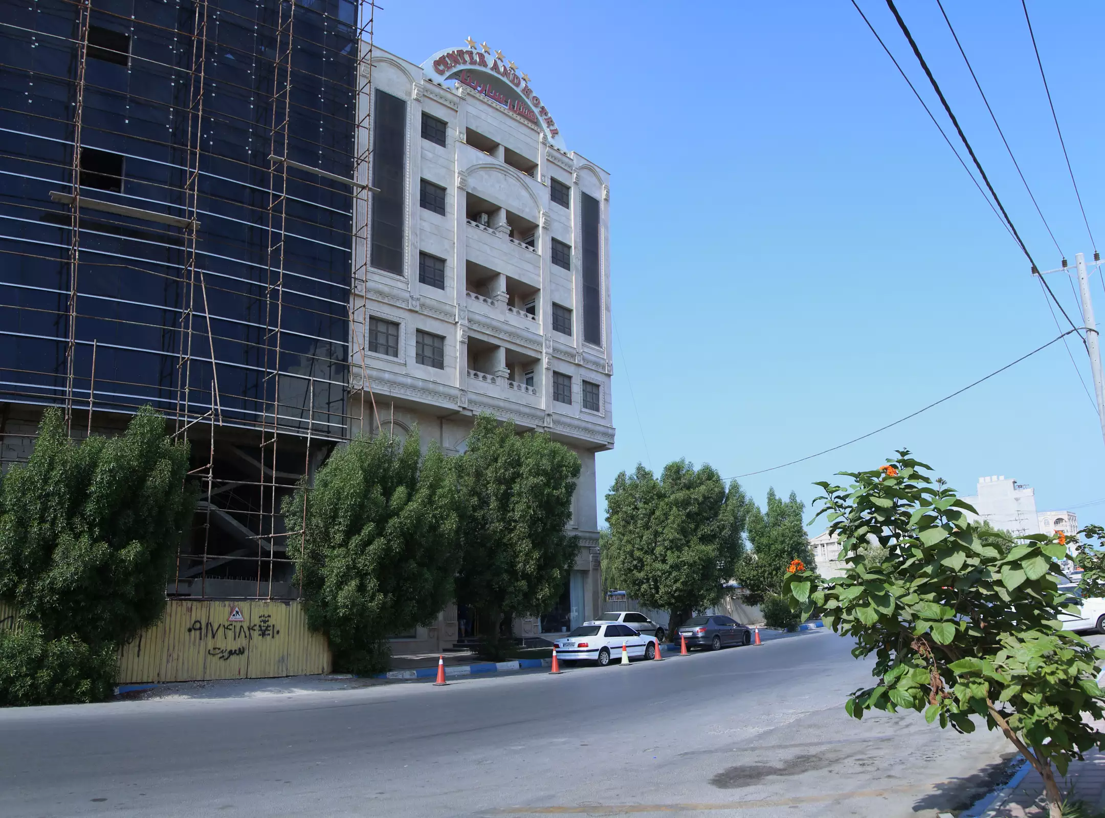 نمای بیرونی ساختمان هتل سارینا در خیابان