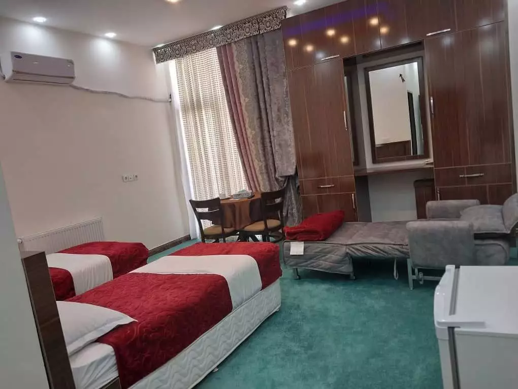 اتاق کوثر با دو تخت و نشیمن