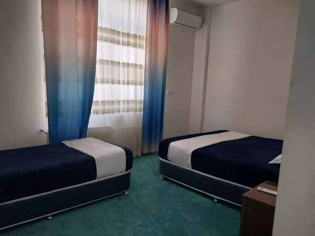 دو تخت یک‌نفره اتاق کوثر کنار پنجره