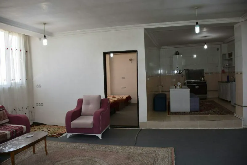 نشیمن هتل آتا با آشپزخانه و اتاق خواب