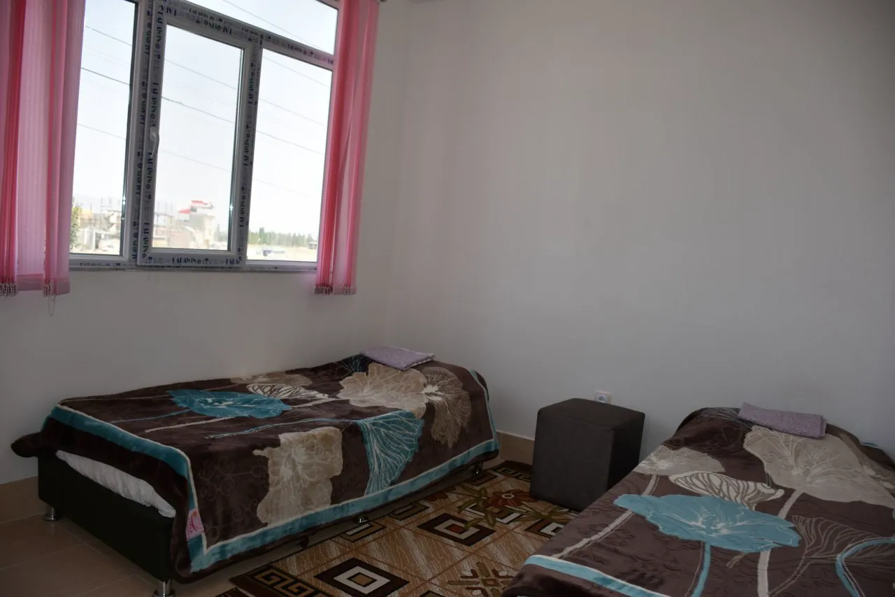 اتاق دو تخته هتل آتا با پنجره بزرگ