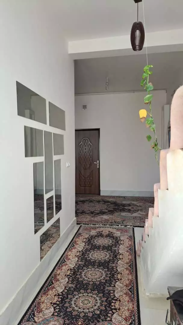 راهروی فرش‌شده اقامتگاه گیلان